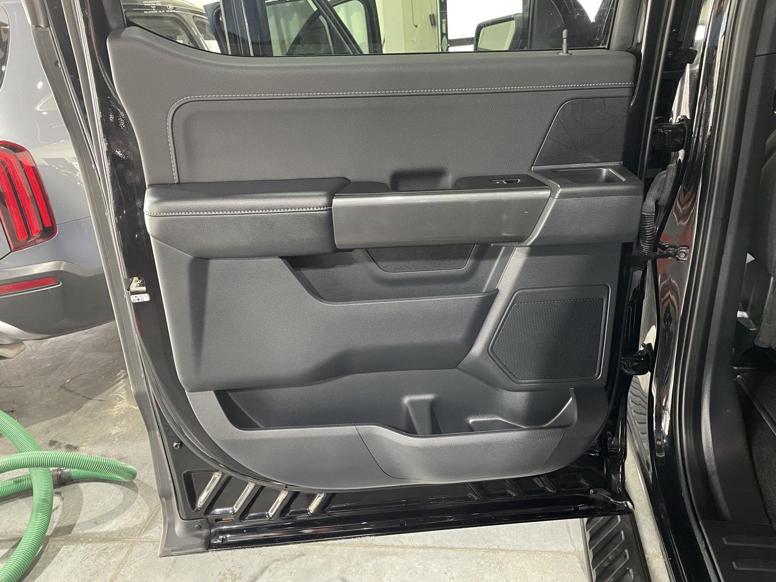 Vehicle photo 24