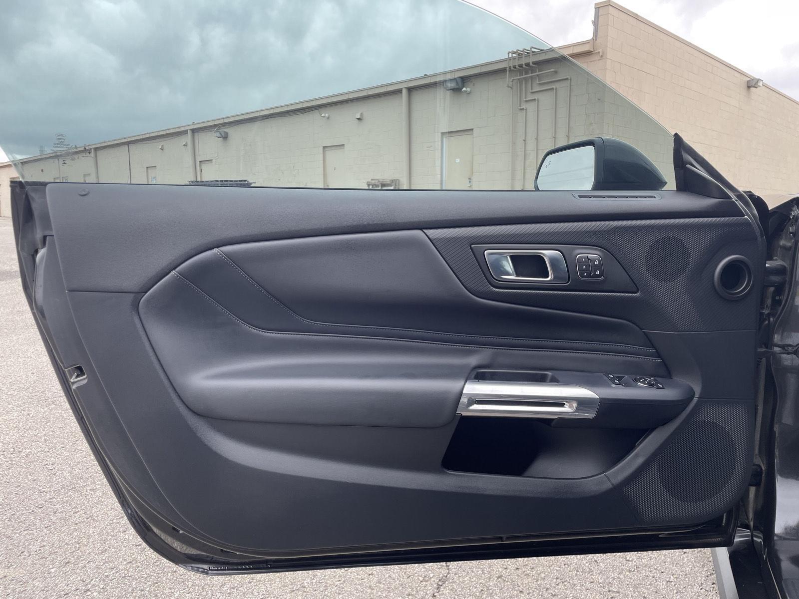 Vehicle photo 12