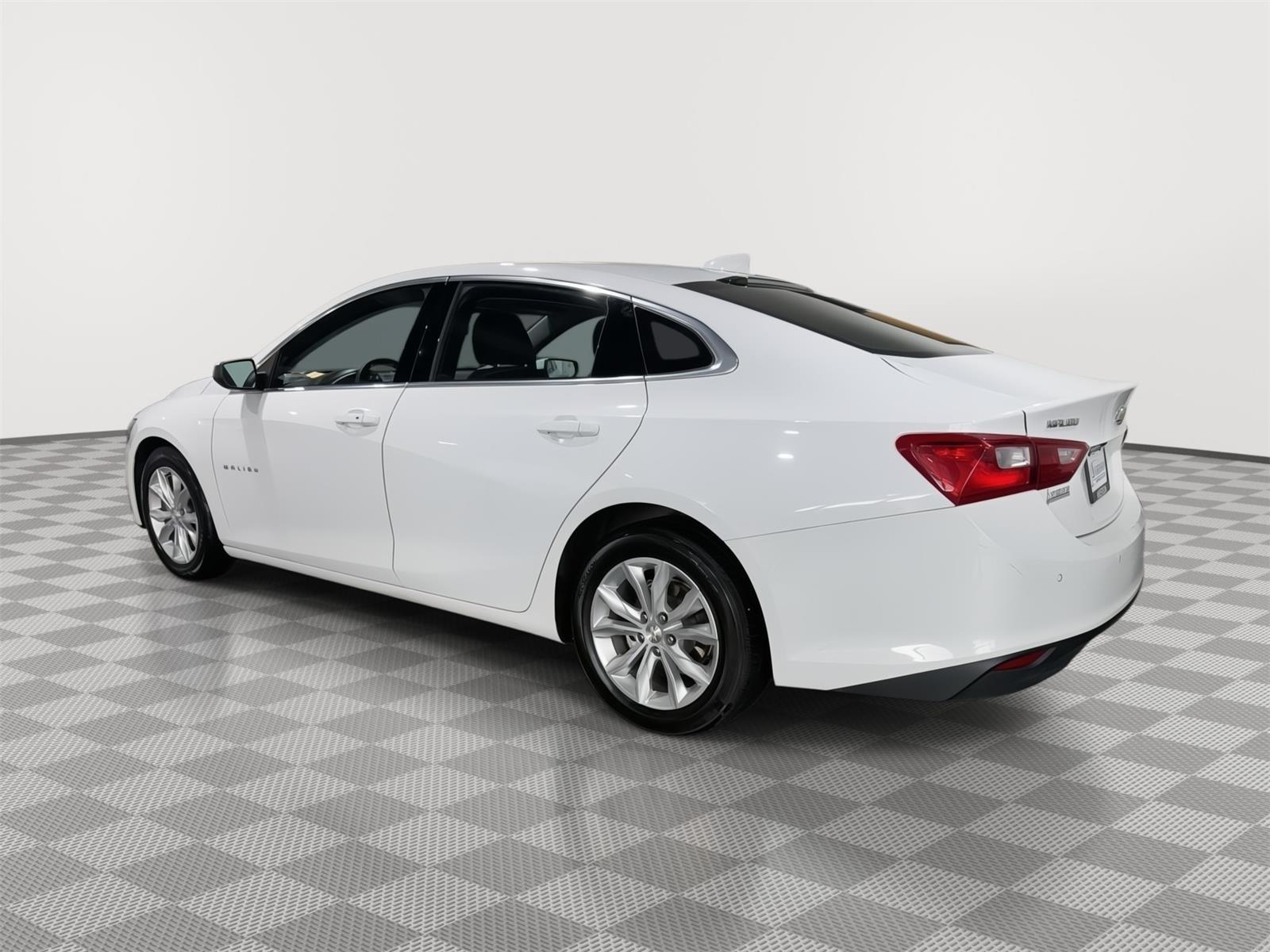 Vehicle photo 9
