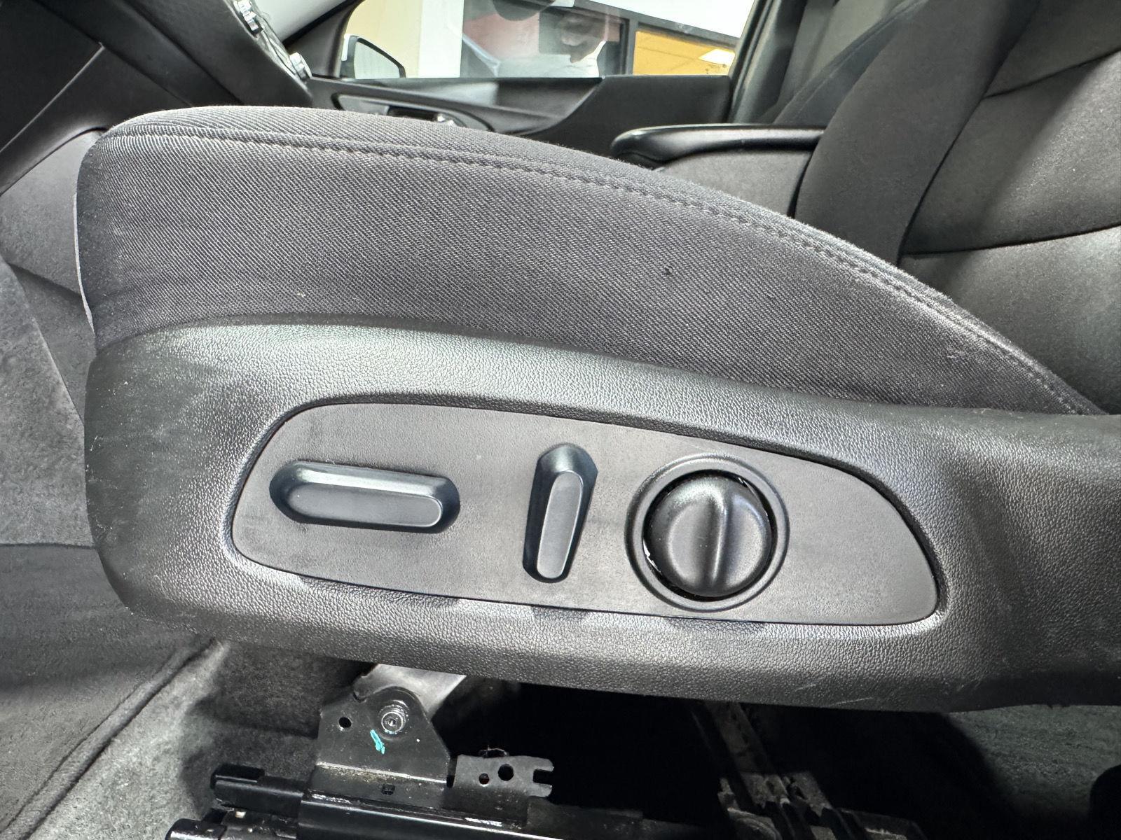 Vehicle photo 19