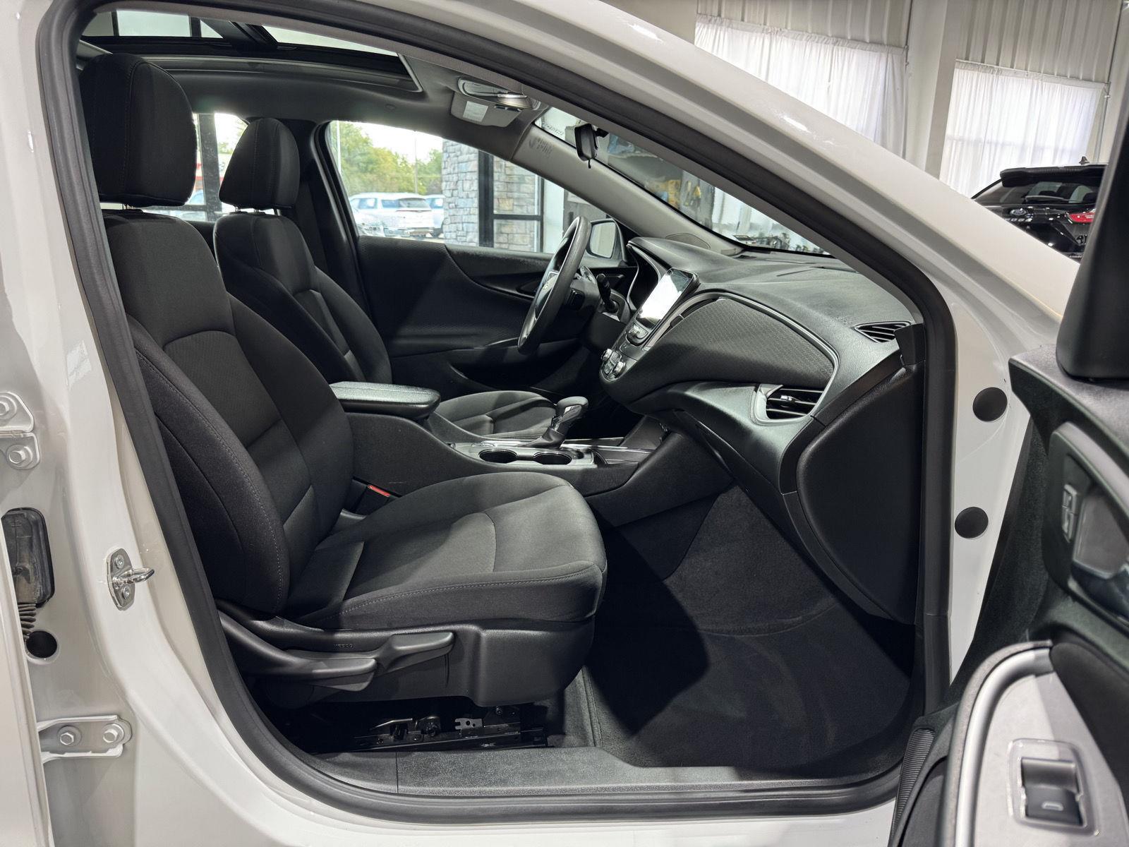 Vehicle photo 23