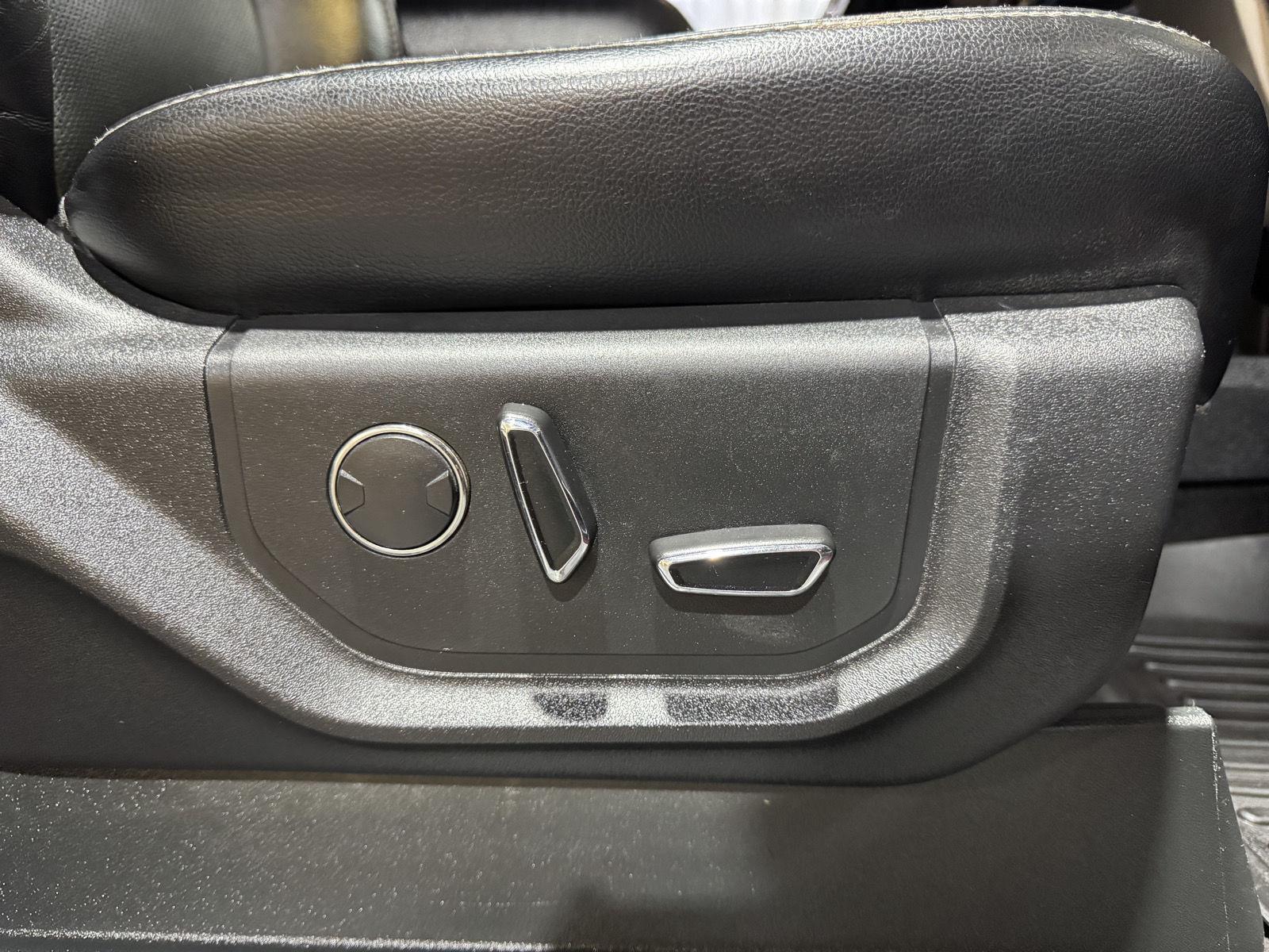 Vehicle photo 25