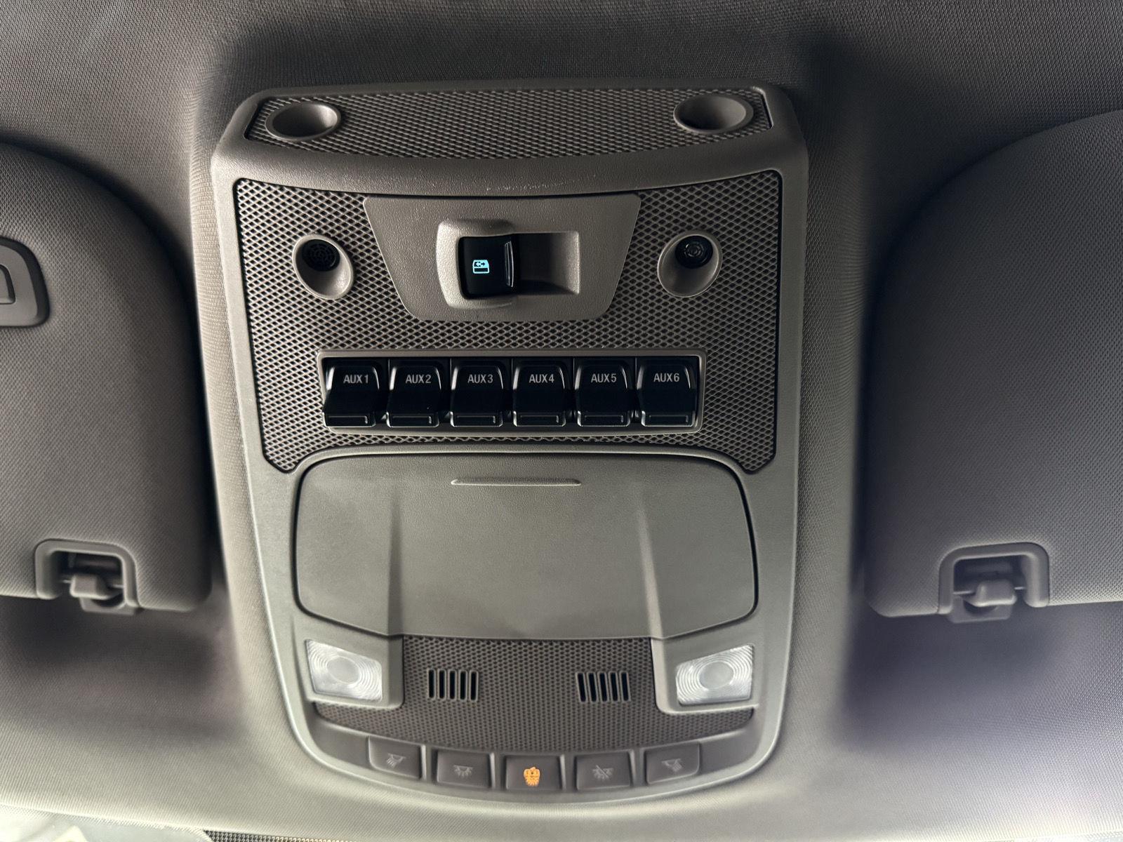 Vehicle photo 28