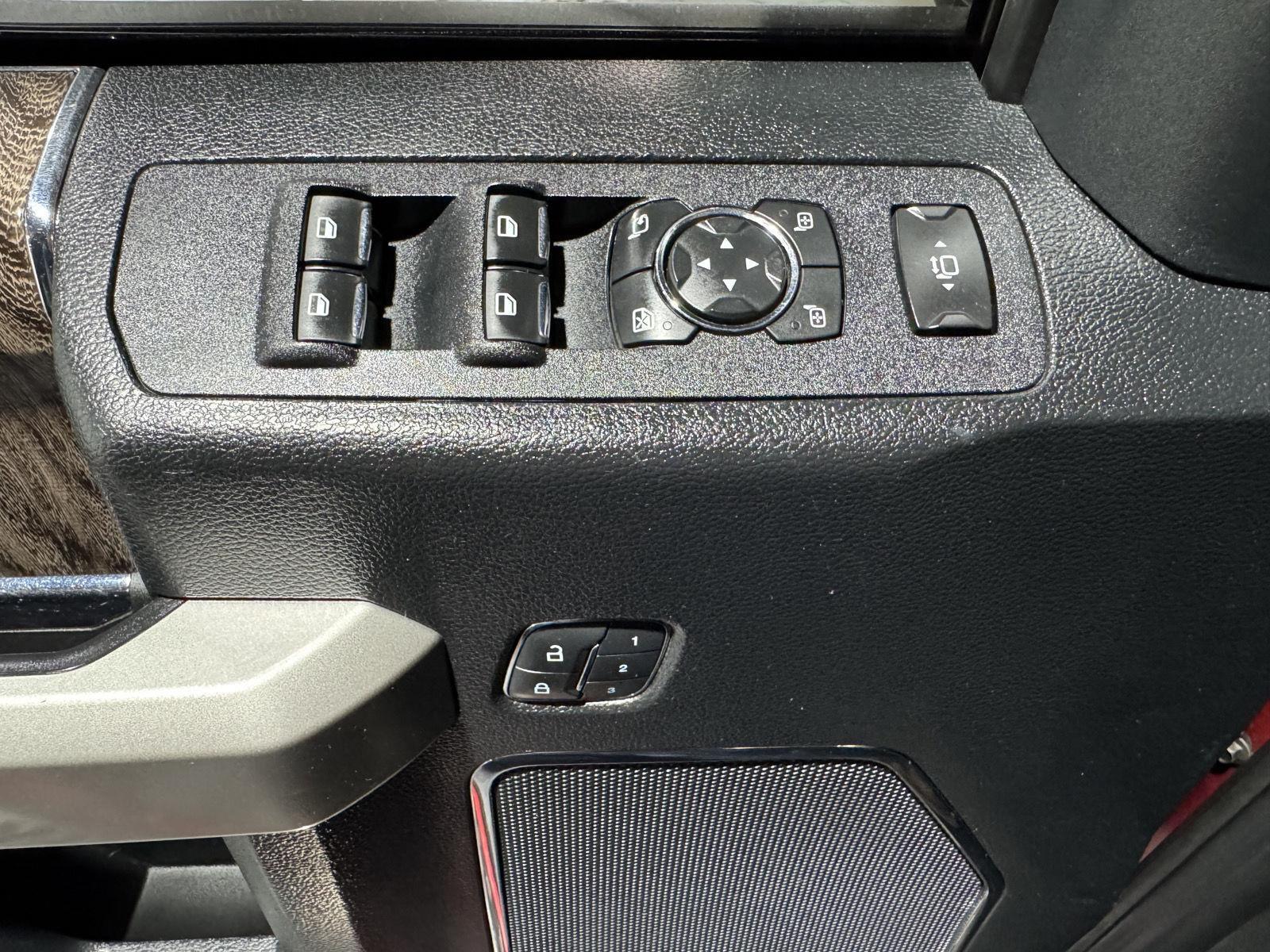 Vehicle photo 33