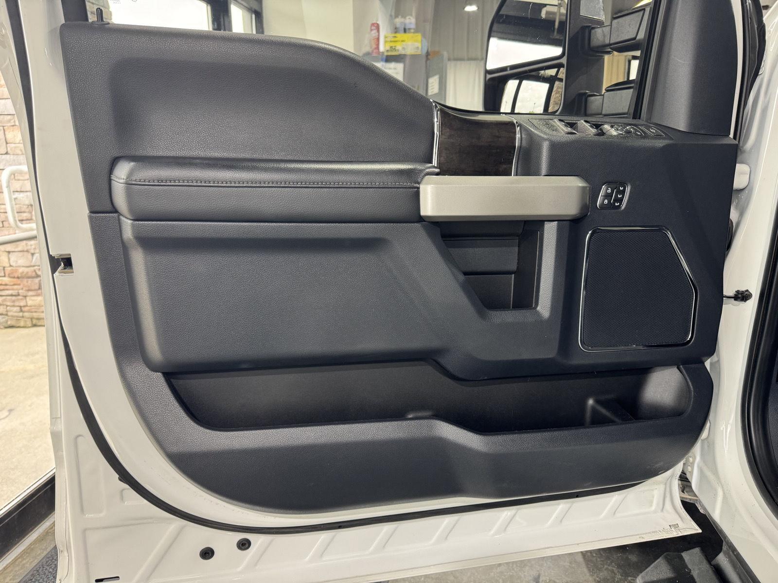 Vehicle photo 17