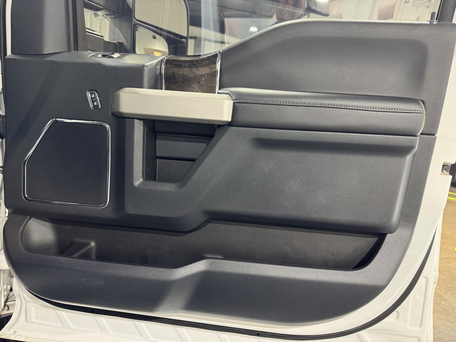 Vehicle photo 23