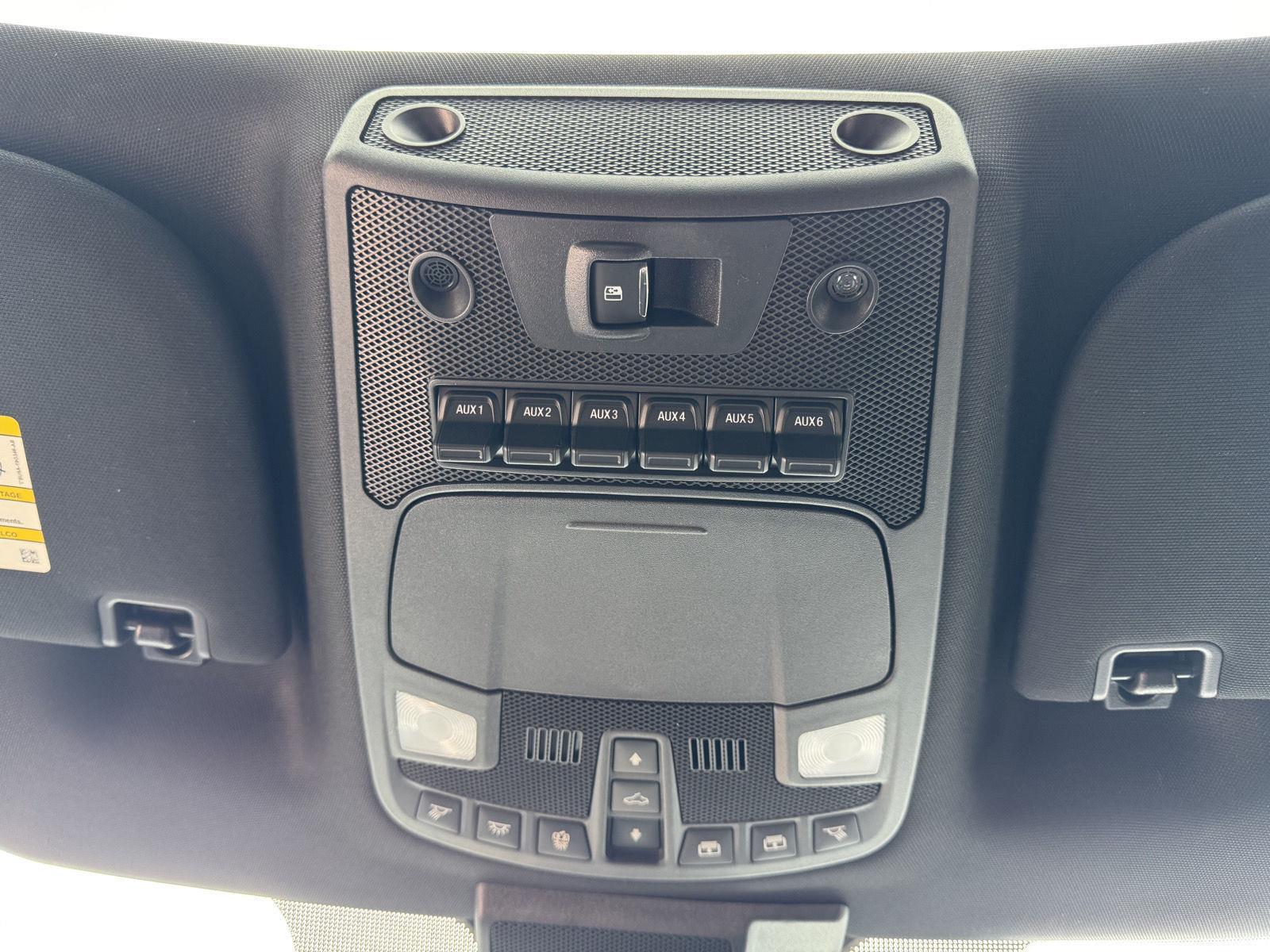 Vehicle photo 29