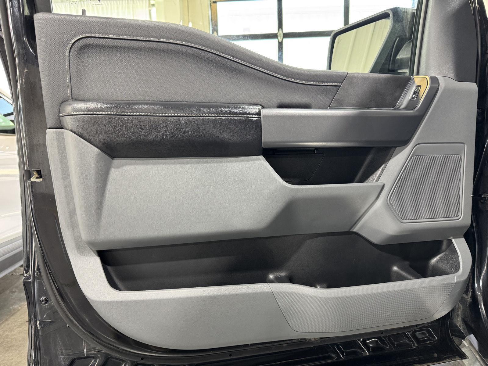 Vehicle photo 17
