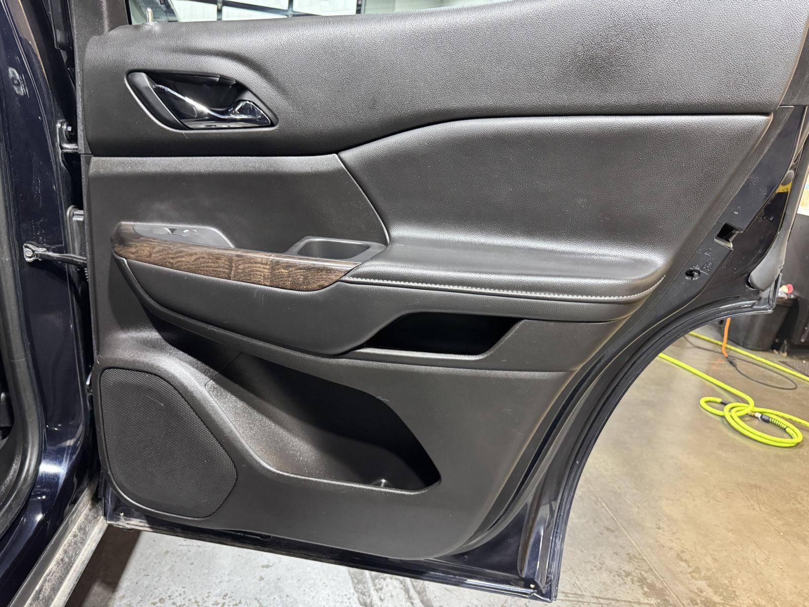 Vehicle photo 23