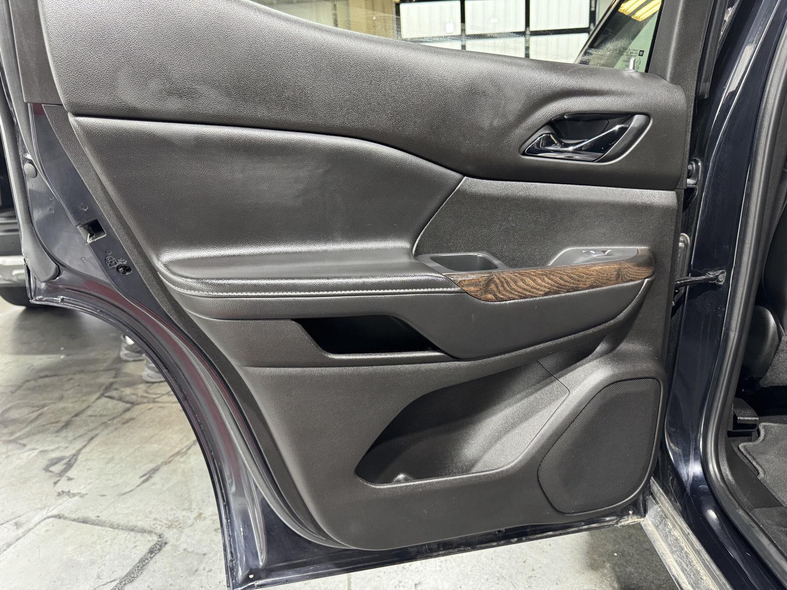 Vehicle photo 26