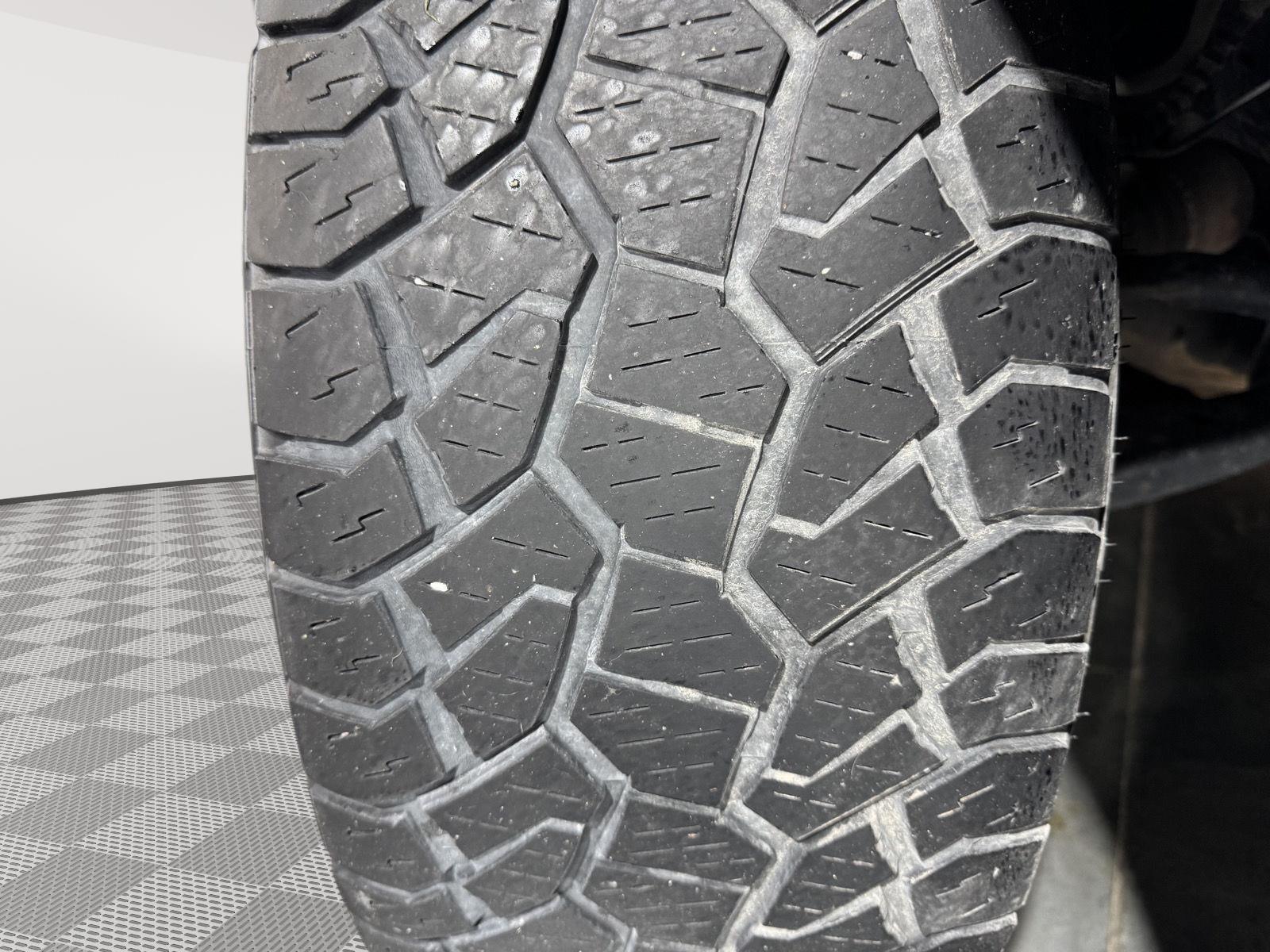 Vehicle photo 12