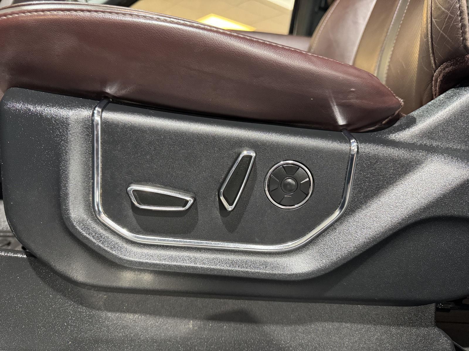Vehicle photo 21