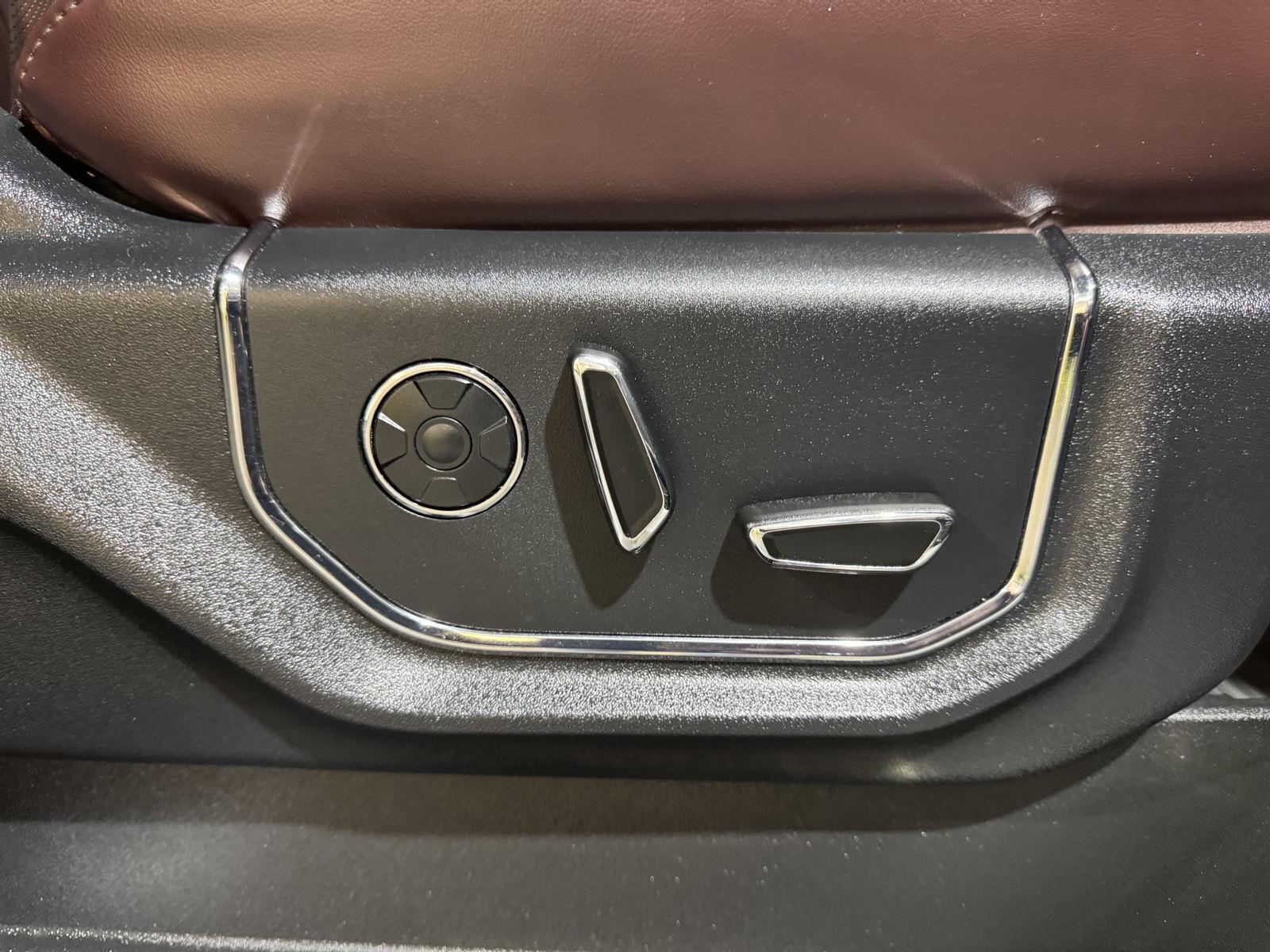 Vehicle photo 26