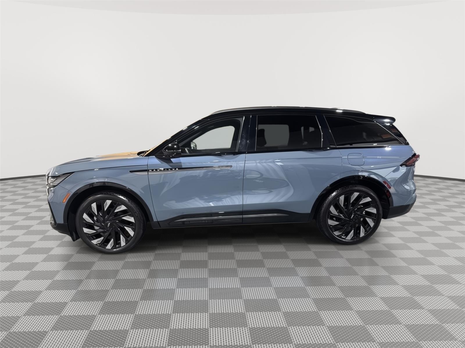 Vehicle photo 2
