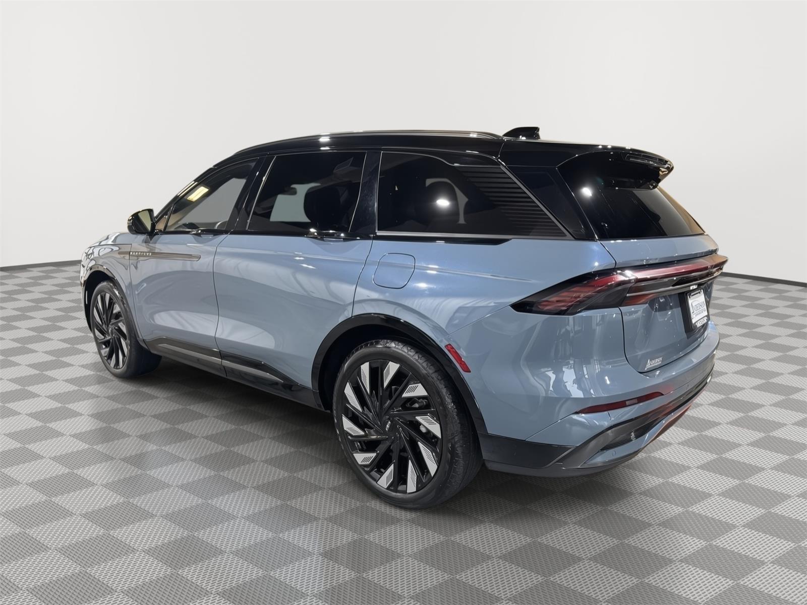Vehicle photo 11
