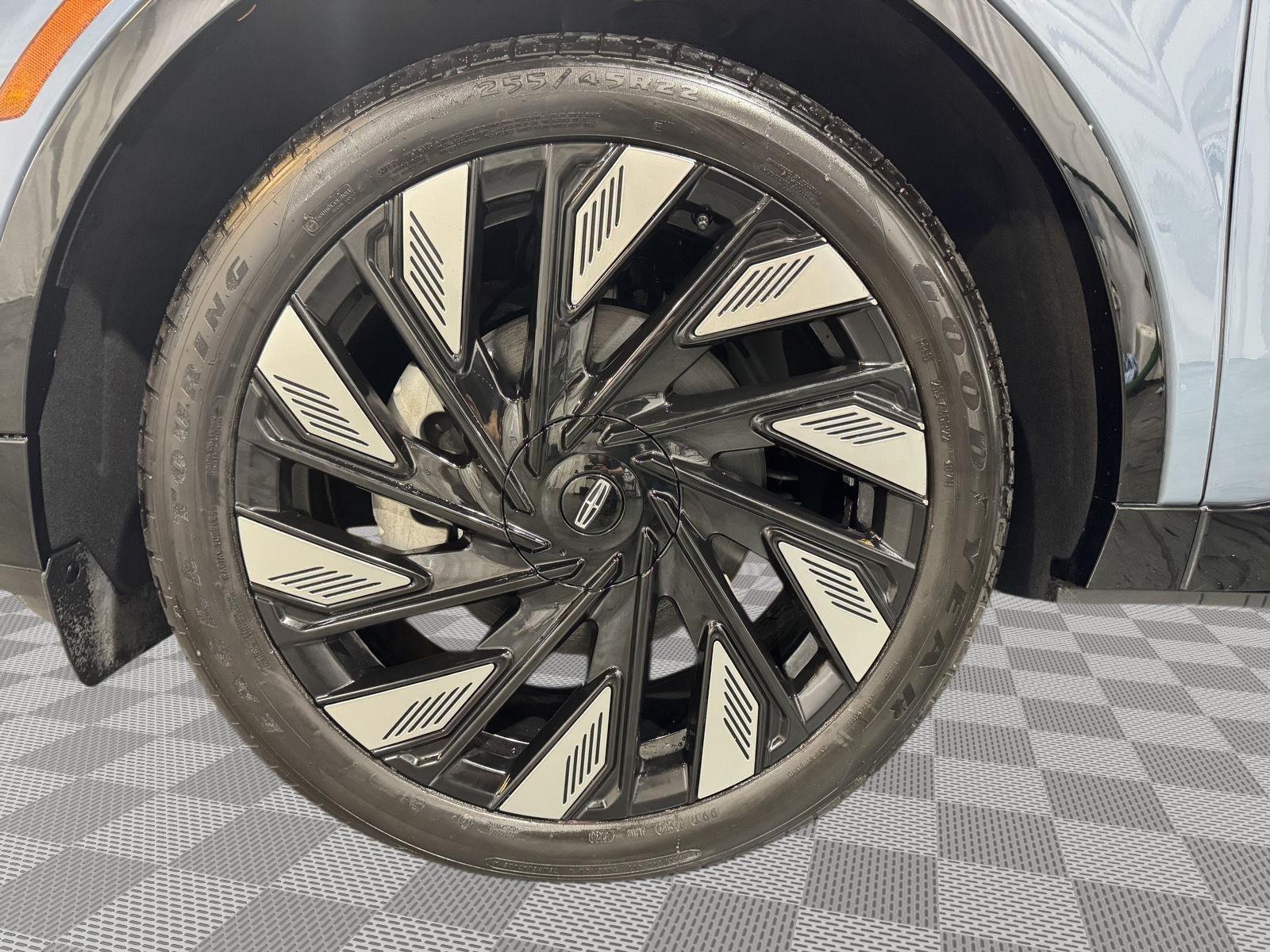 Vehicle photo 12