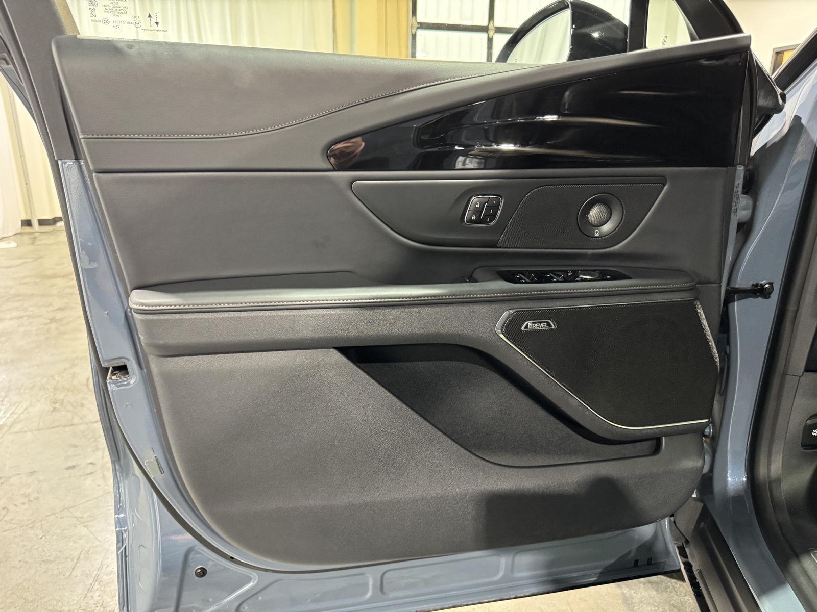 Vehicle photo 17