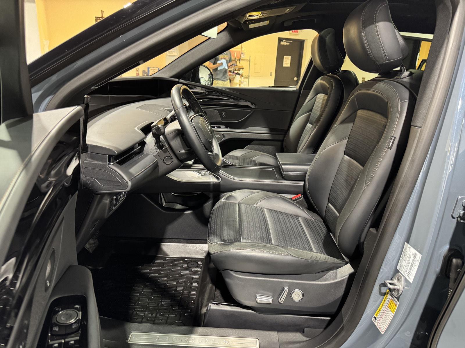 Vehicle photo 18
