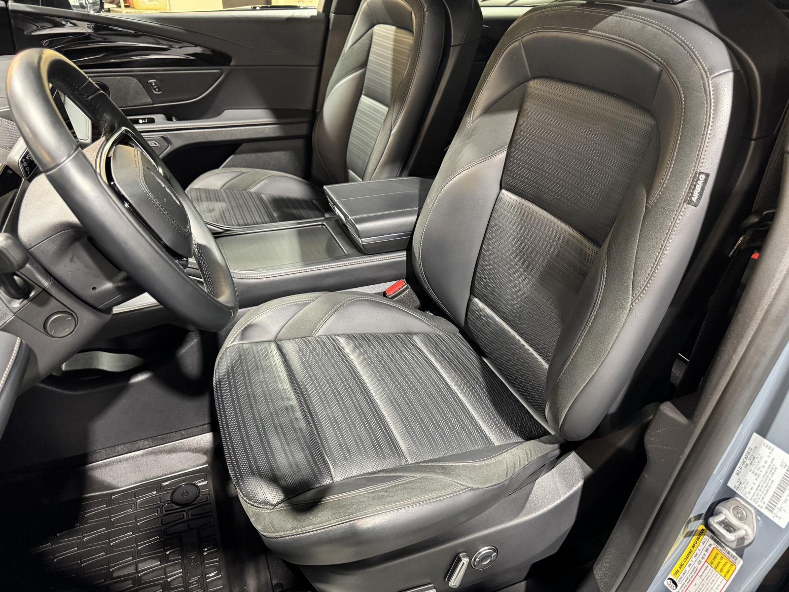Vehicle photo 19
