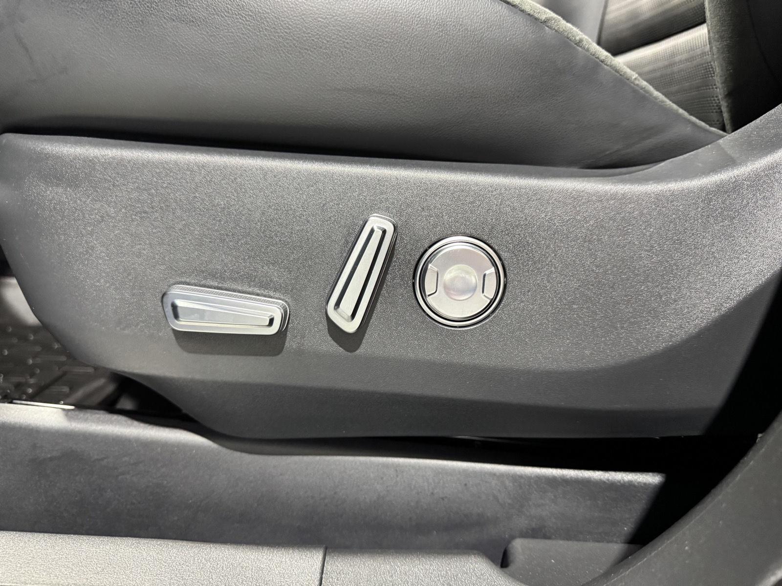 Vehicle photo 20