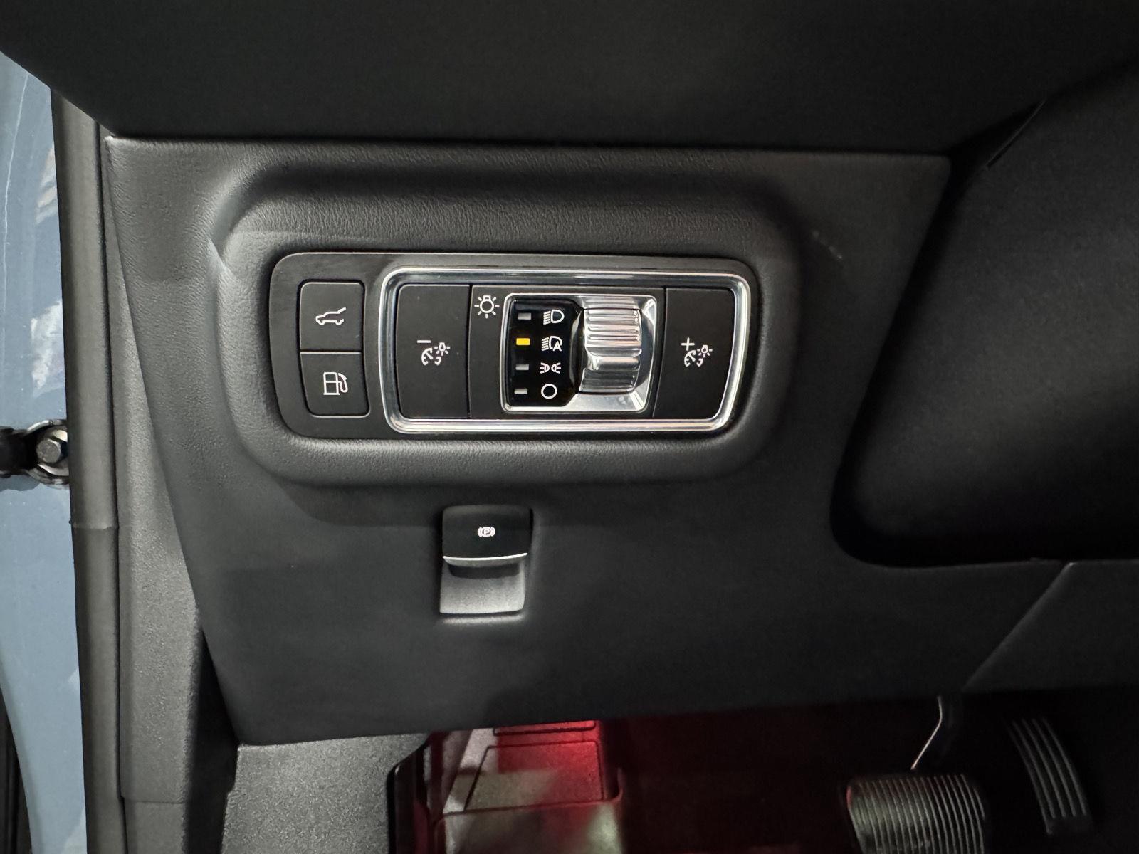 Vehicle photo 23