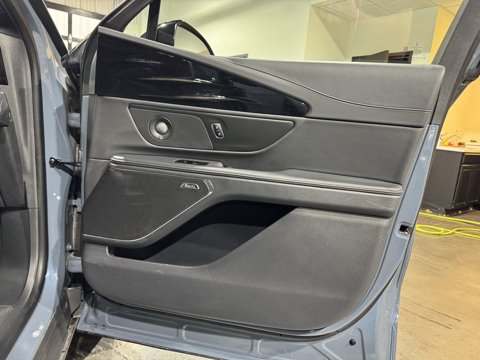 Vehicle photo 24