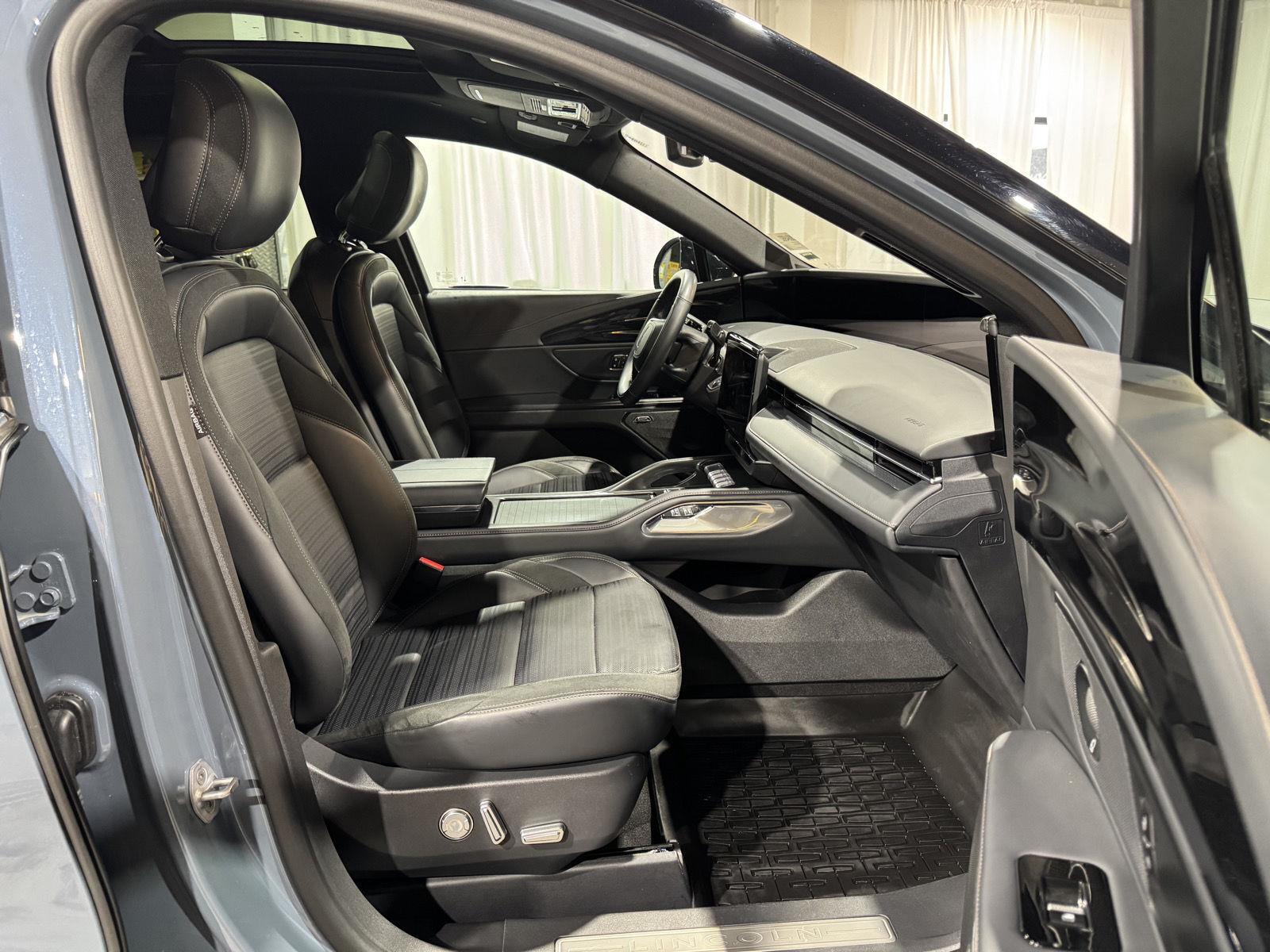 Vehicle photo 25