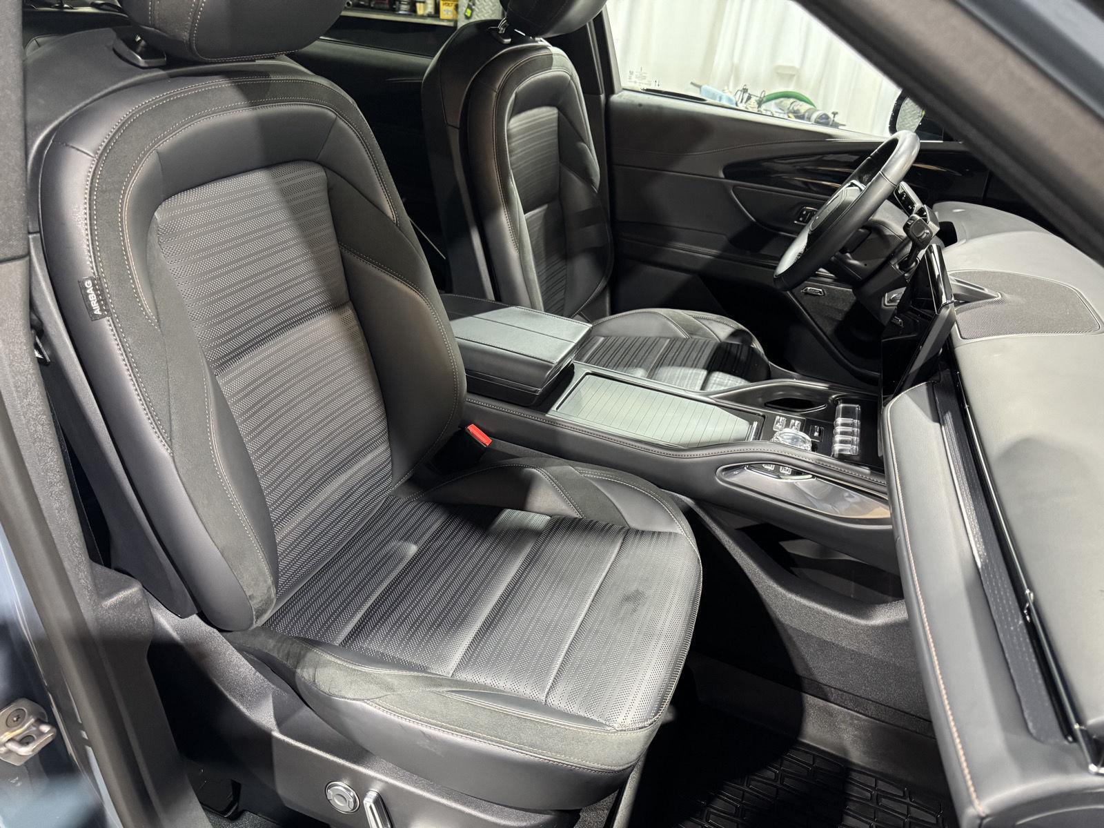 Vehicle photo 26