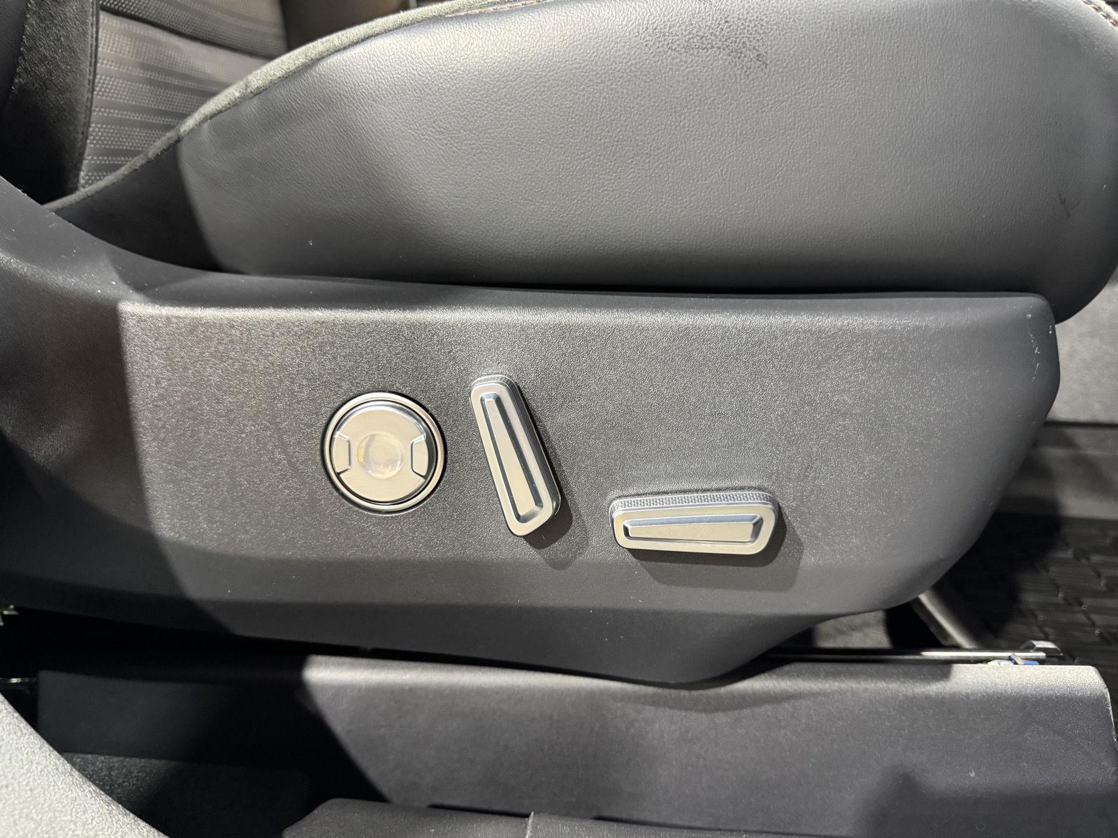 Vehicle photo 27