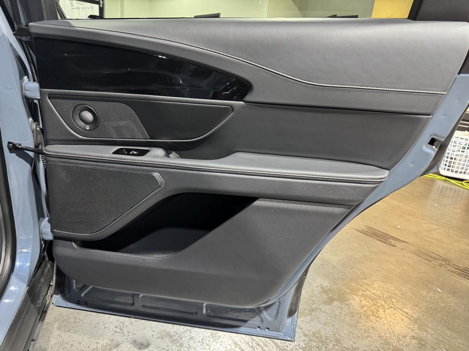 Vehicle photo 28