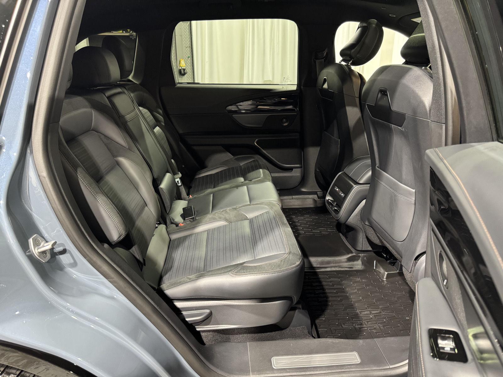 Vehicle photo 29