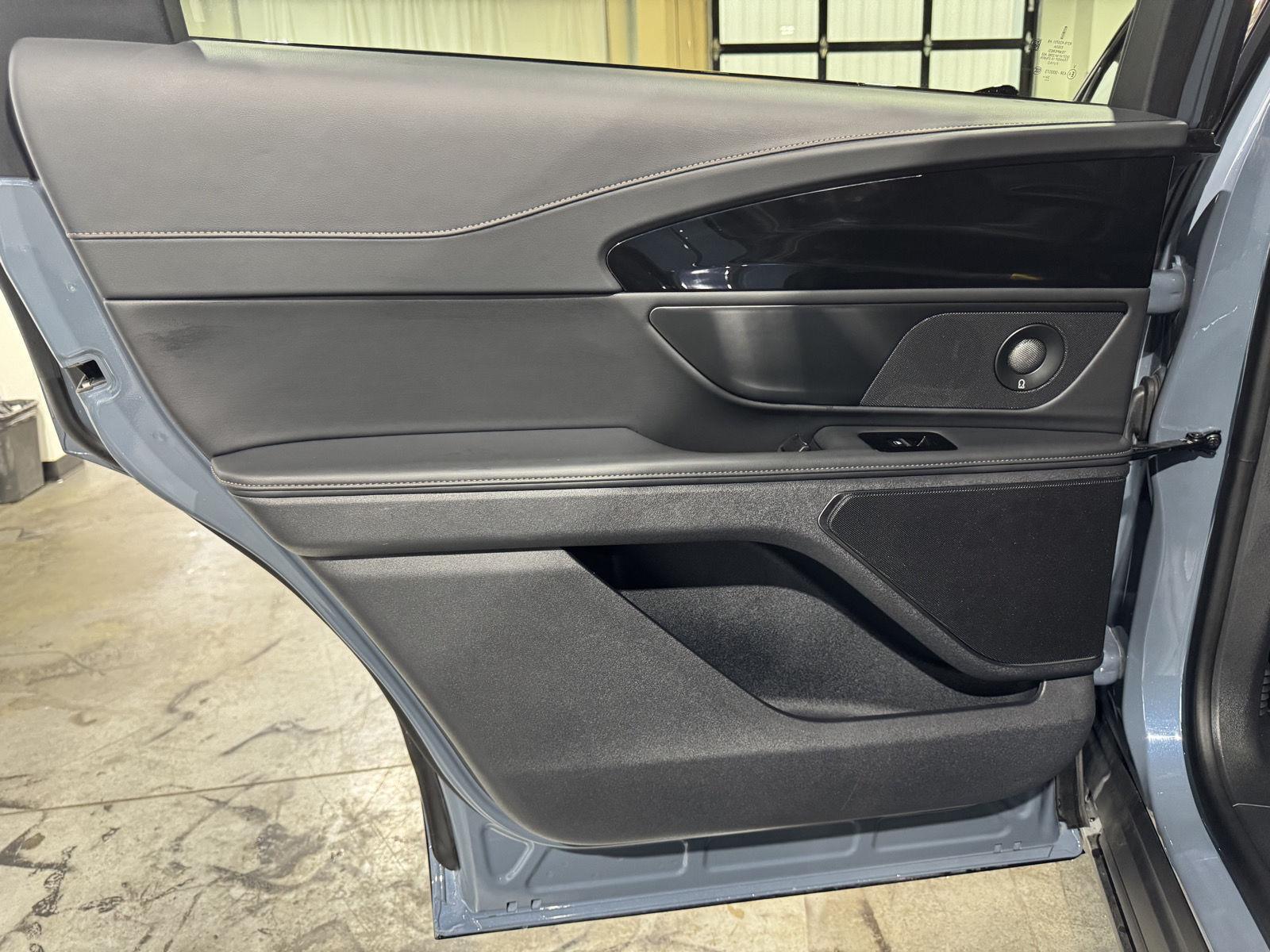 Vehicle photo 30