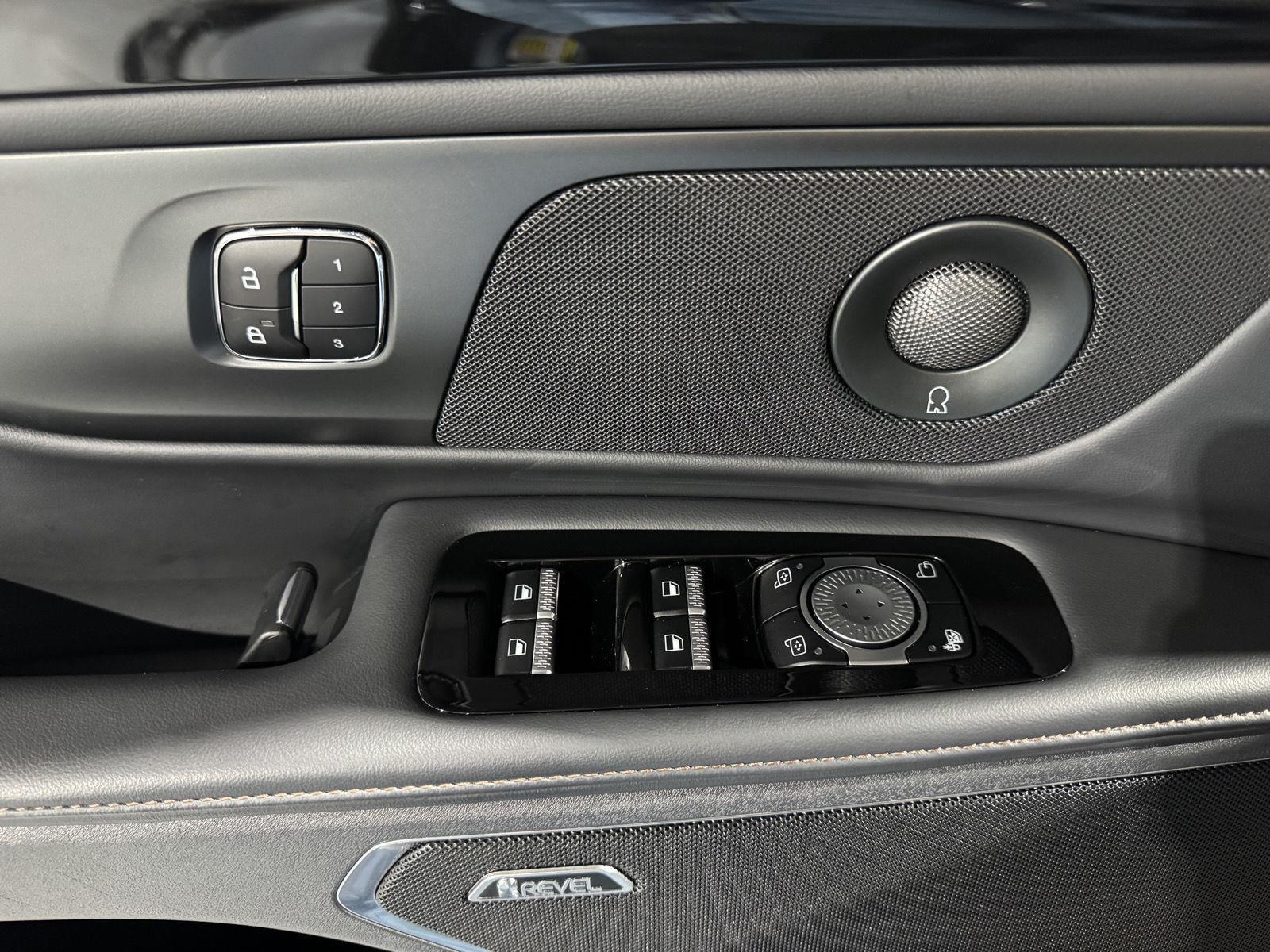 Vehicle photo 34
