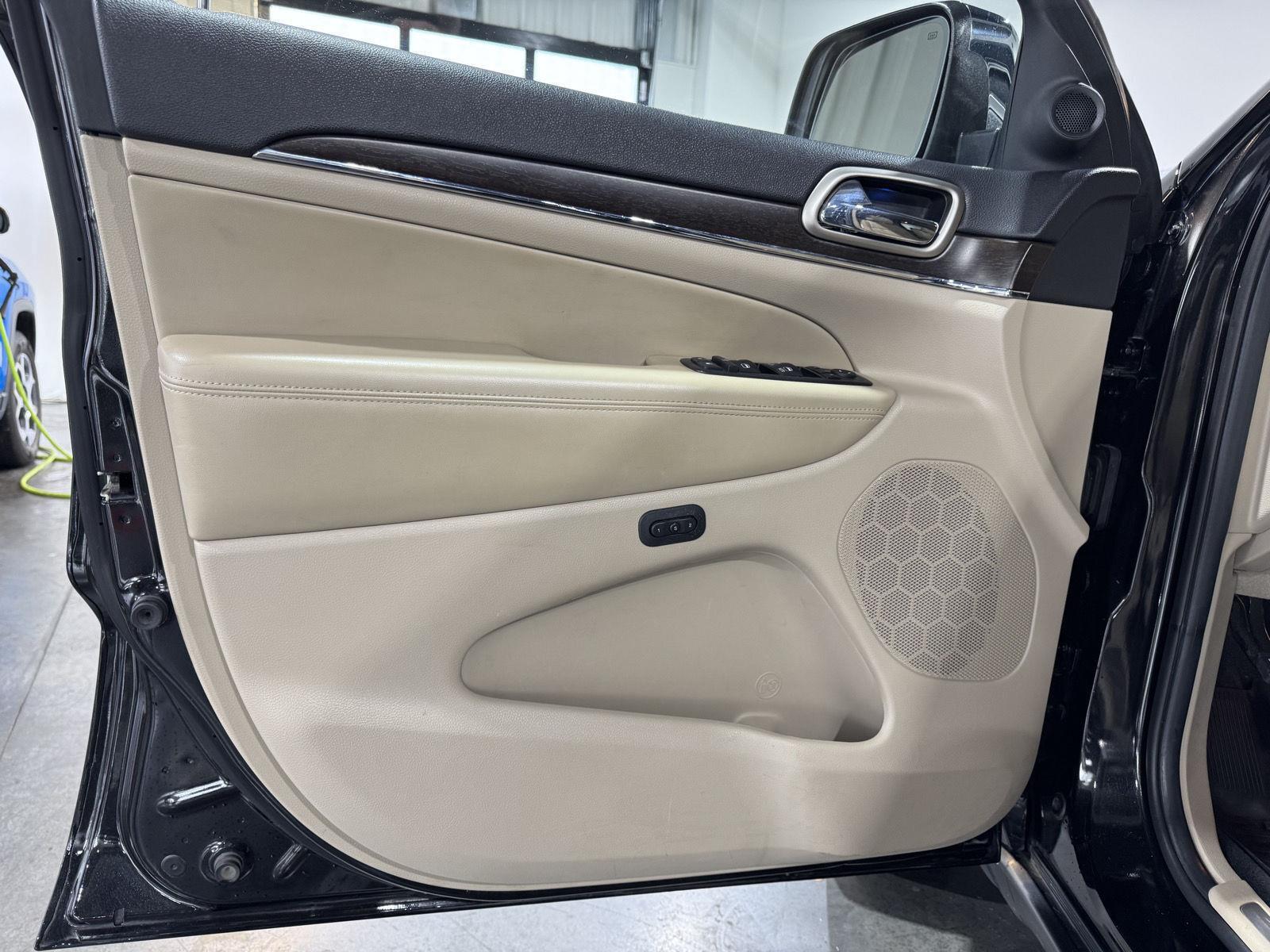 Vehicle photo 17