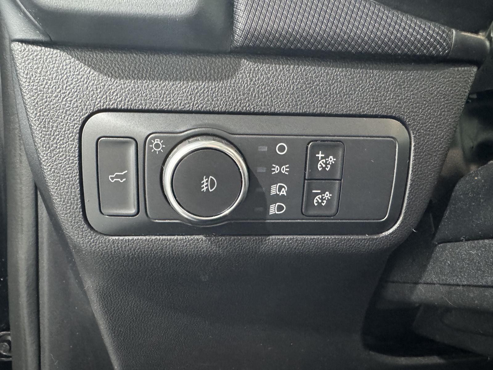 Vehicle photo 12