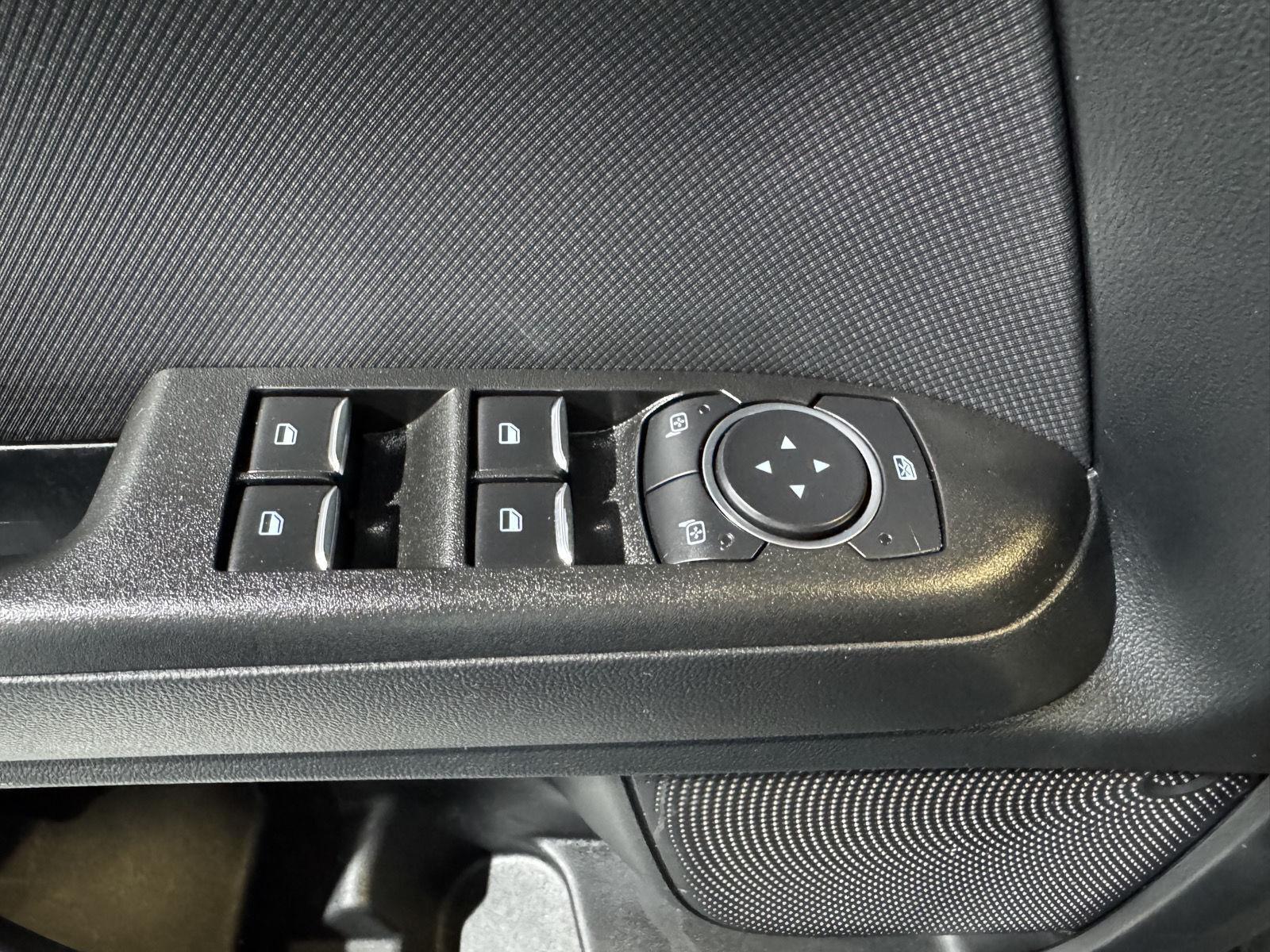 Vehicle photo 32