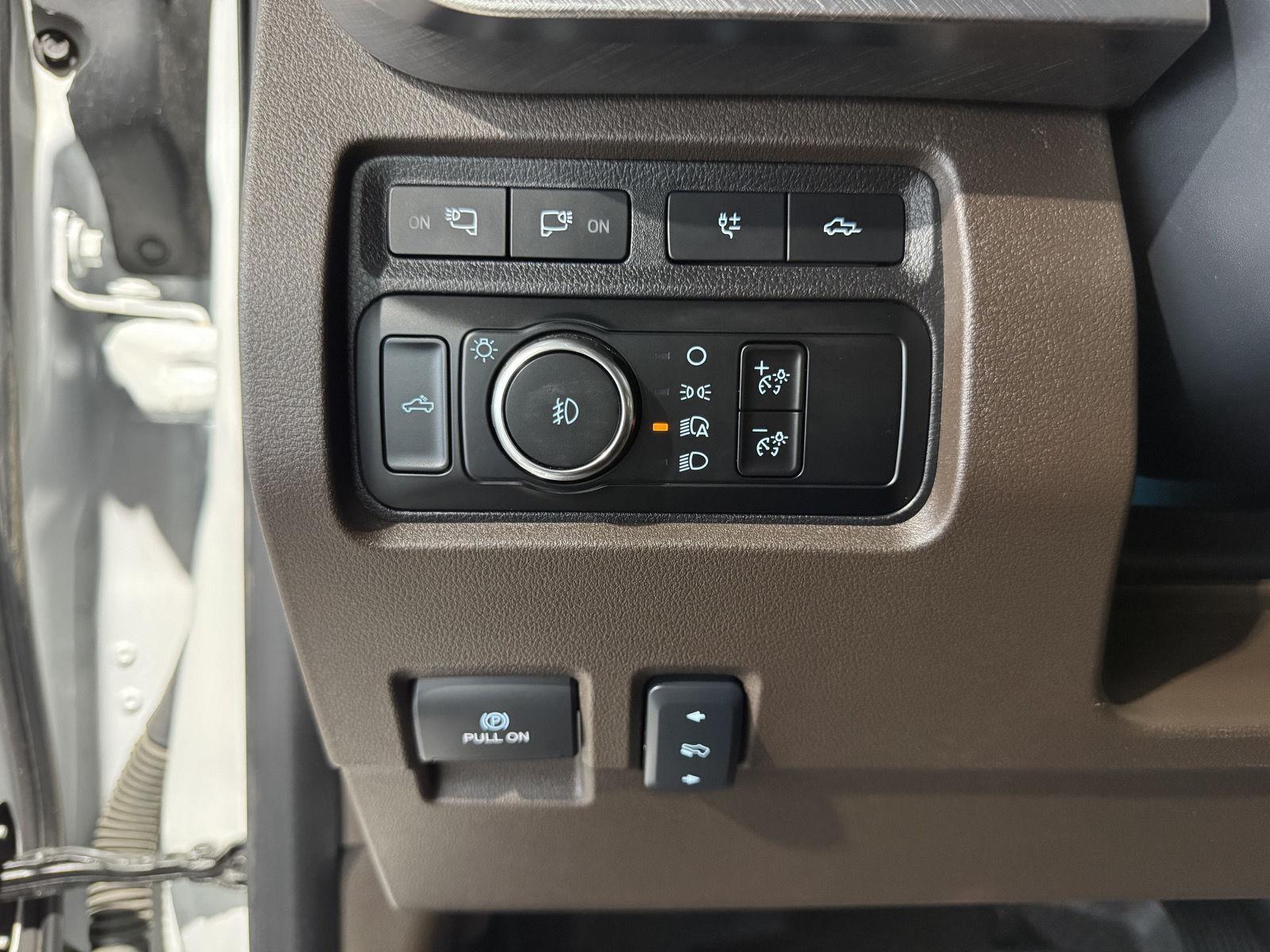 Vehicle photo 17
