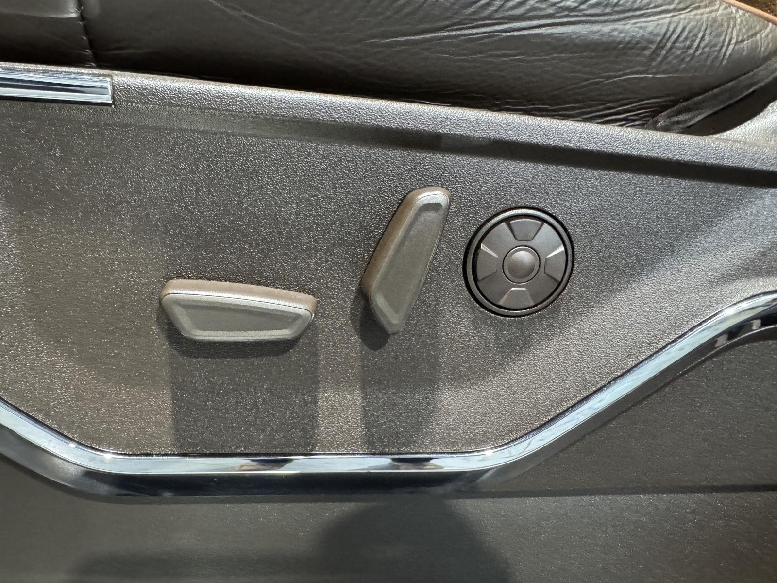 Vehicle photo 21