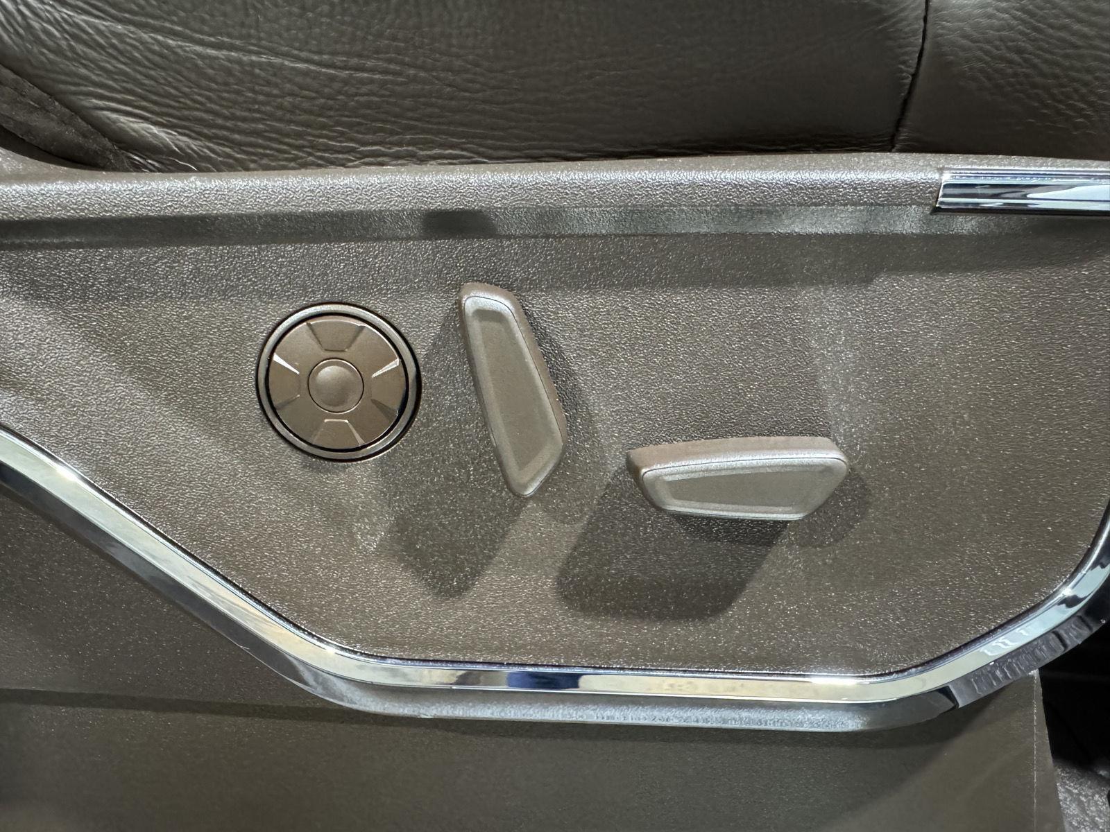Vehicle photo 27