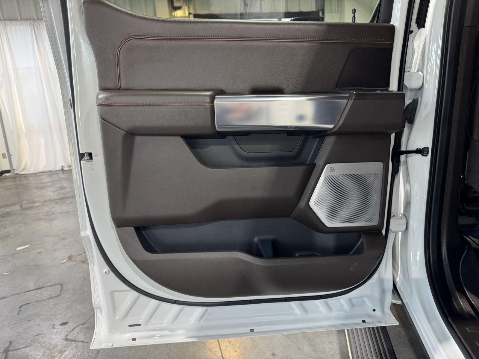 Vehicle photo 30