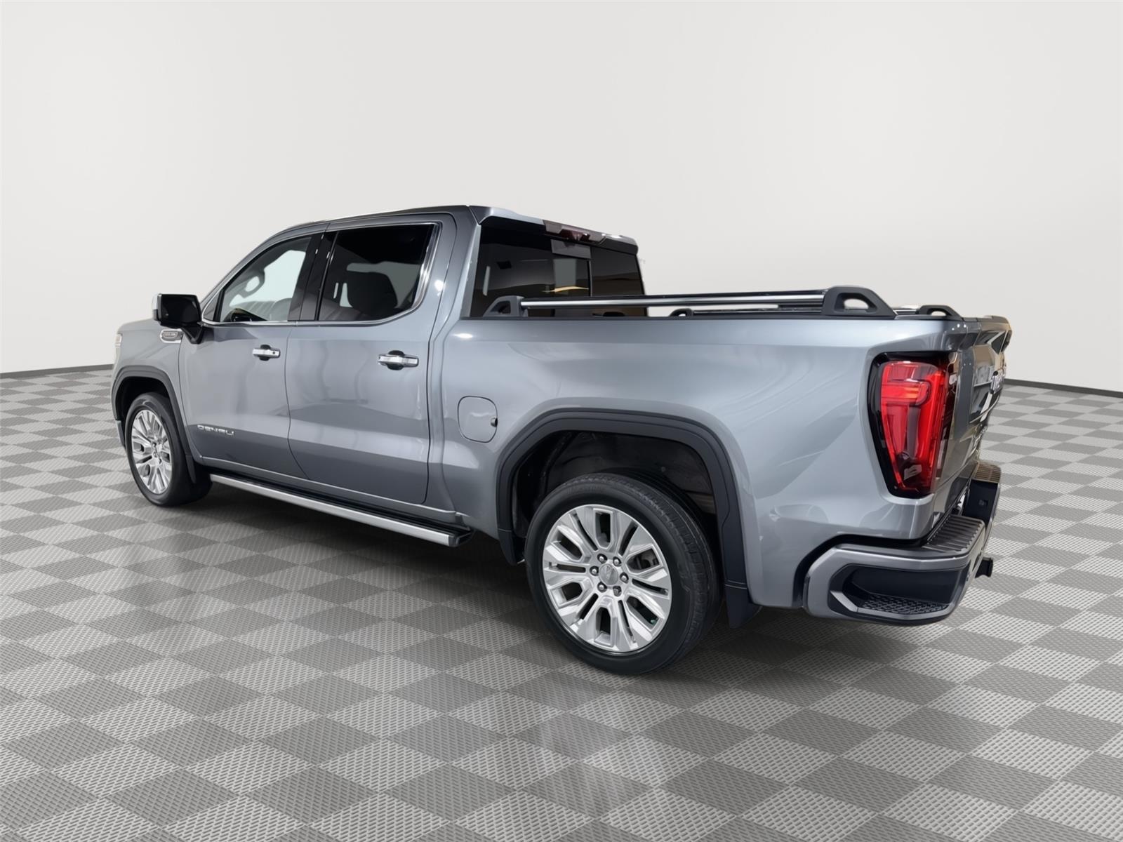 Vehicle photo 10