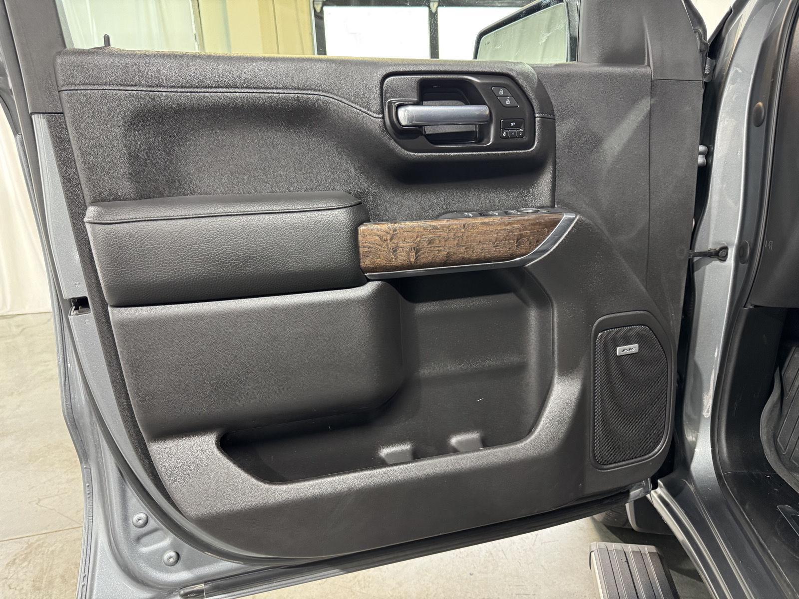 Vehicle photo 17