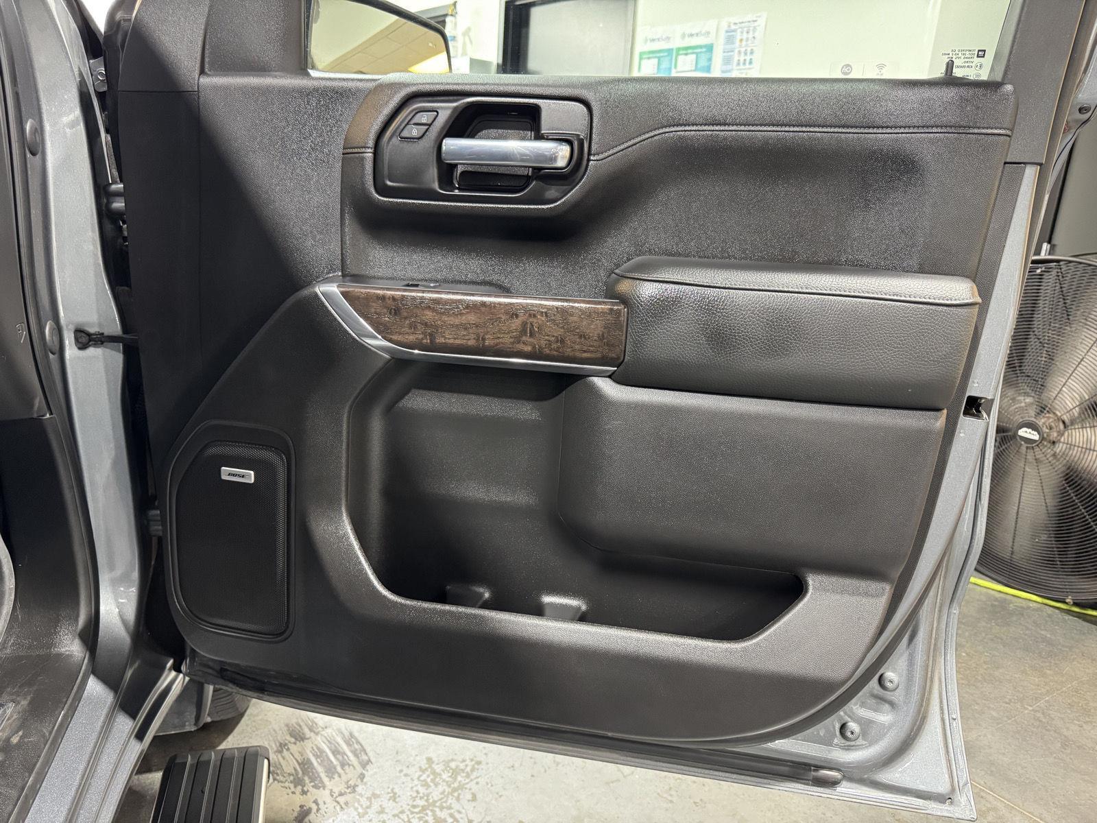 Vehicle photo 23
