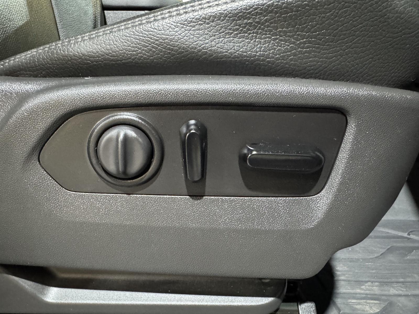 Vehicle photo 26