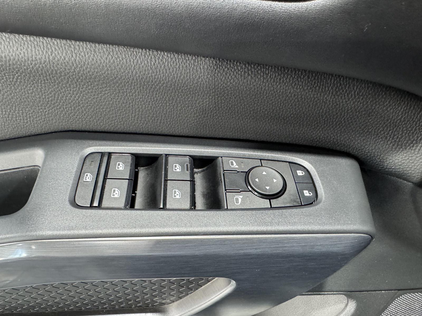 Vehicle photo 17