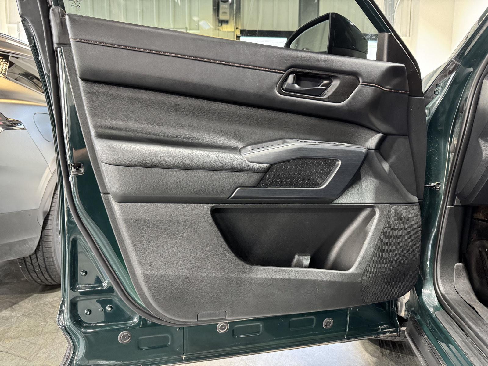 Vehicle photo 18