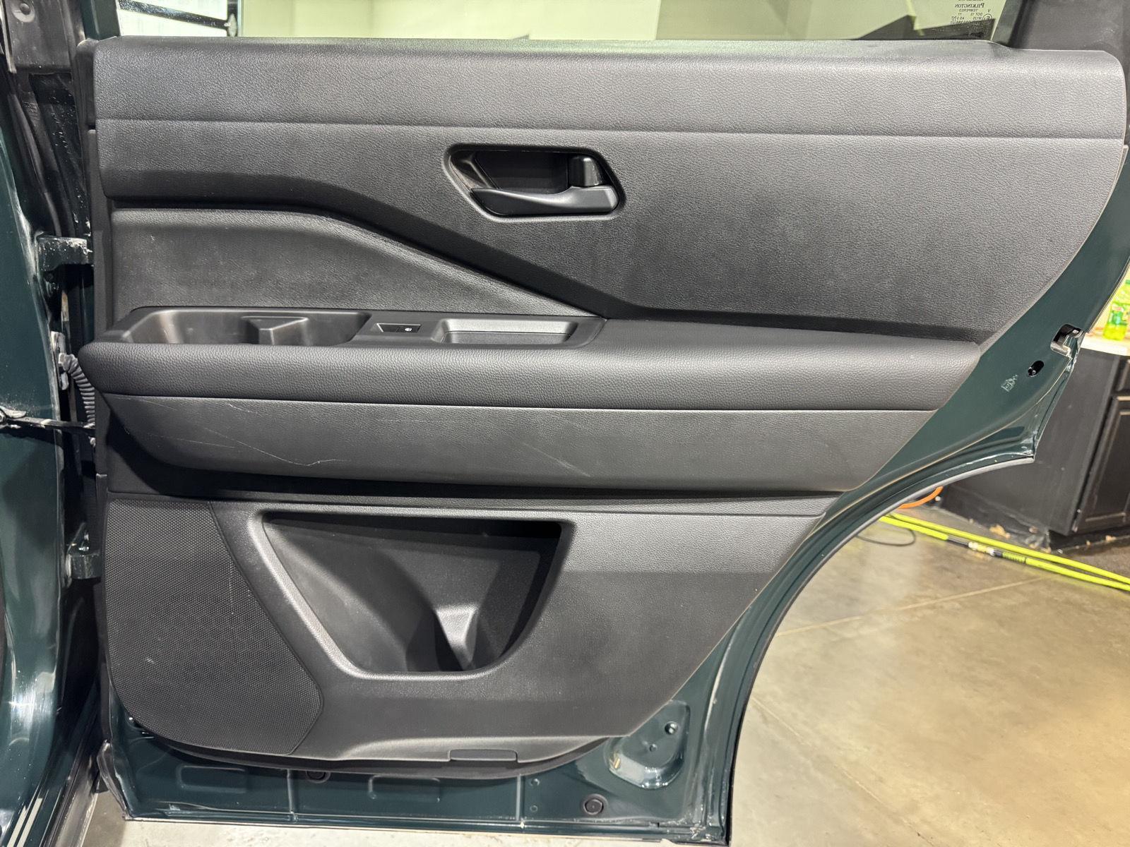 Vehicle photo 28