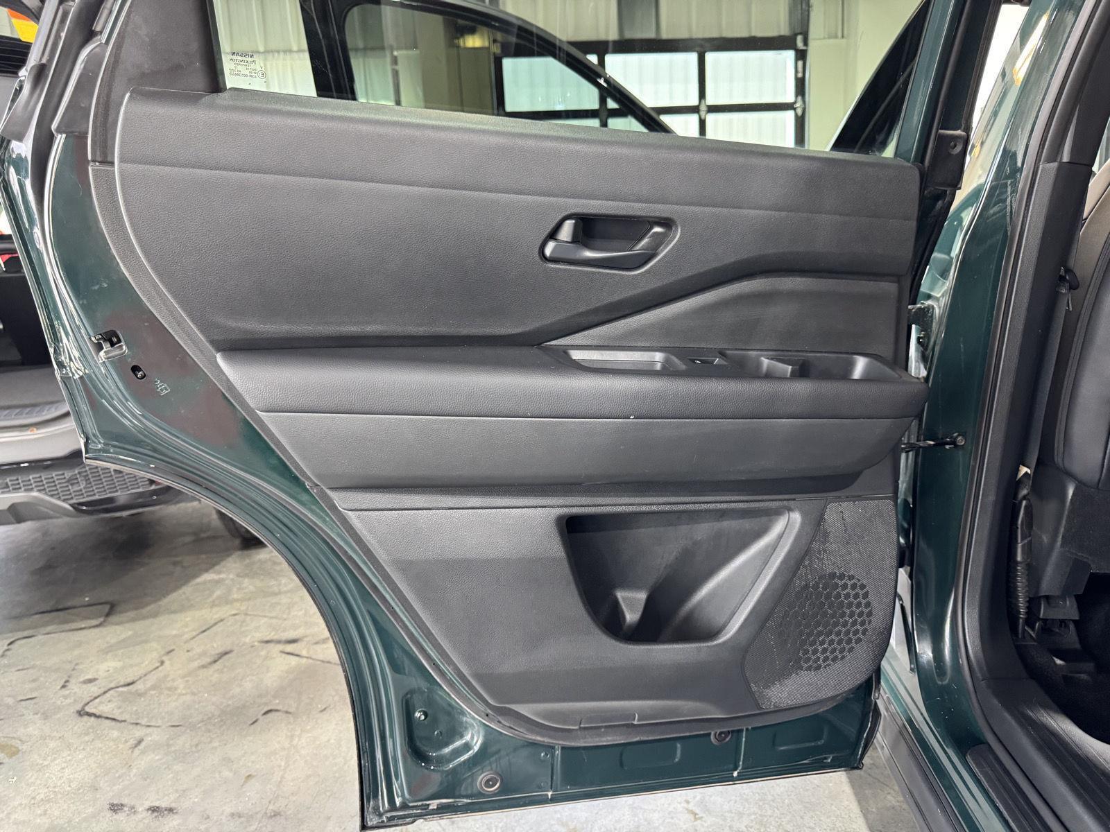 Vehicle photo 30