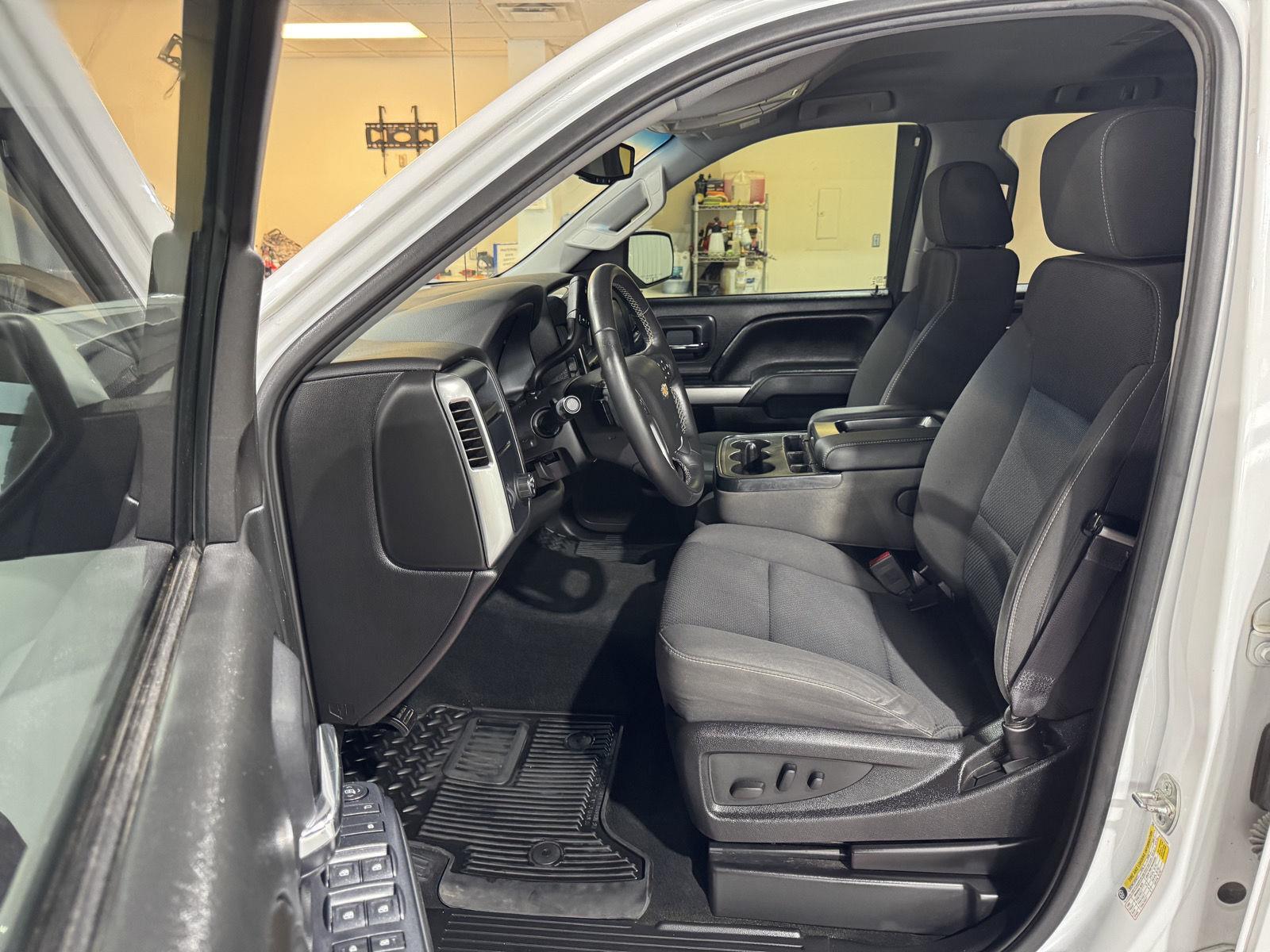 Vehicle photo 18