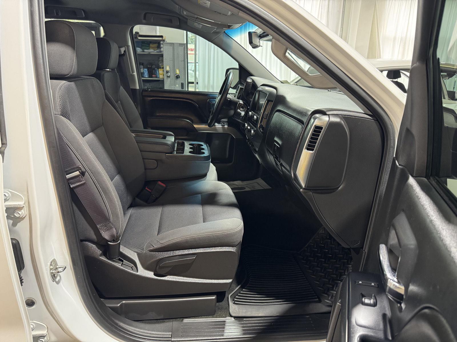 Vehicle photo 24